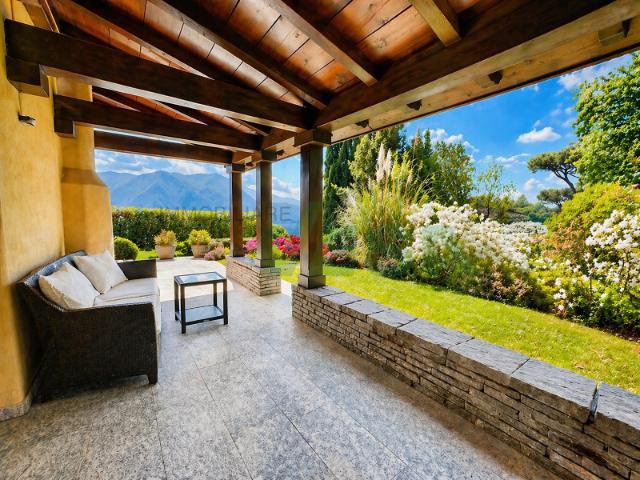 Elegante Villa mit Seesicht in privater Wohnanlage mit Pool und Tennis
