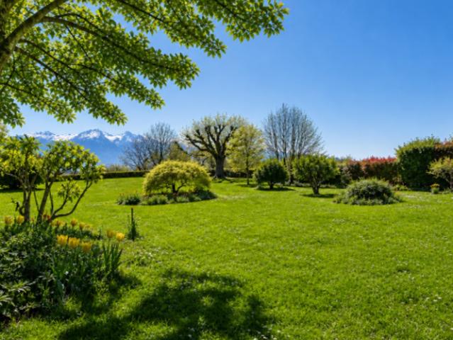 Elegante Villa mit Panoramablick auf den Genfersee in einer beliebten