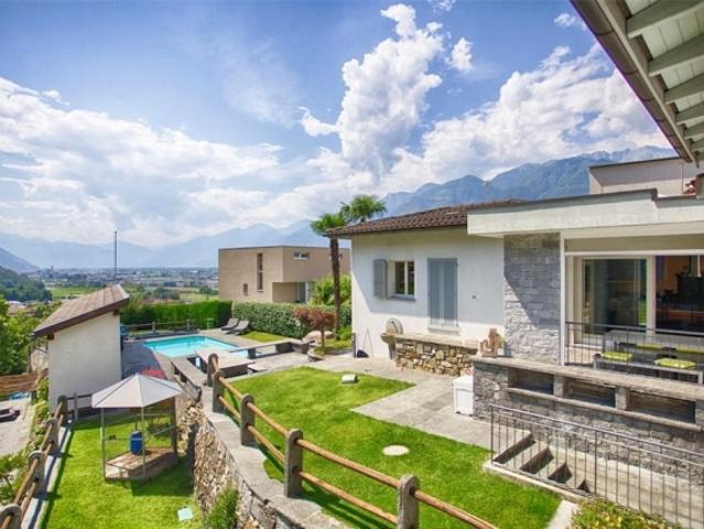 Elegante villa monofamiliare con 7 camere e piscina in zona panoramica