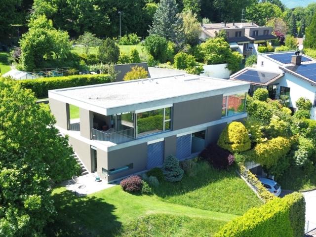 Elegante villa moderna con giardino e vista panoramica sul lago a Carona