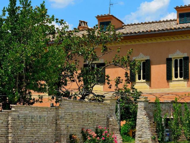 Elegante villa restaurata con affreschi e vista panoramica i. 834m² Perugia