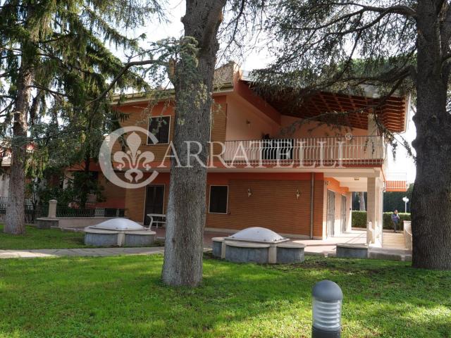 Elegante Villa rifinita di 680 mq. Interni e 3.000 mq di par. 680m² Roma