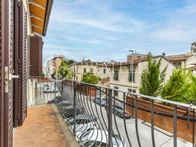 Elegante Villino di Lusso con Giardino Privato e Finiture di. 270m² Firenze