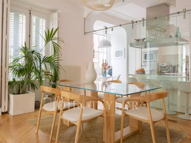 Elegante vivienda con cinco balcones al corazón de Justicia