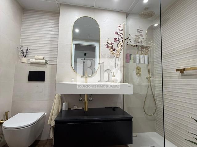 Elegante vivienda de diseño con terraza y acabados premium