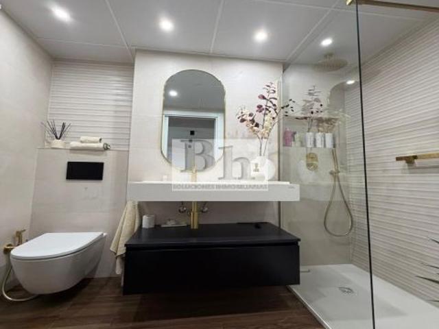 Elegante vivienda de diseño con terraza y acabados premium