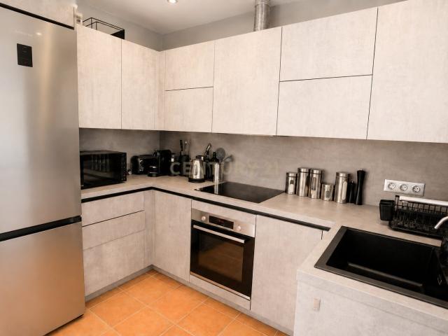 Elegante Vivienda en Aloha Lake Village | Nueva Andalucía