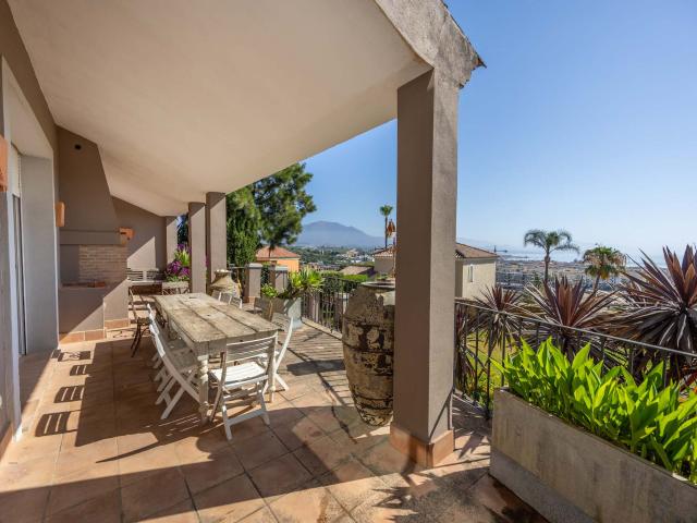 Elegante vivienda familiar de seis dormitorios con vistas panorámicas al mar y piscina interior en La Duquesa