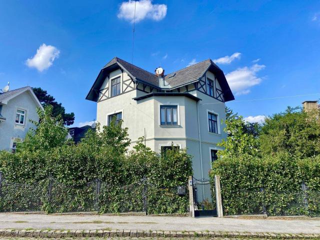 Elegante Vorstadt Altbauvilla zur langfristigen Vermietung in Grünruhelage