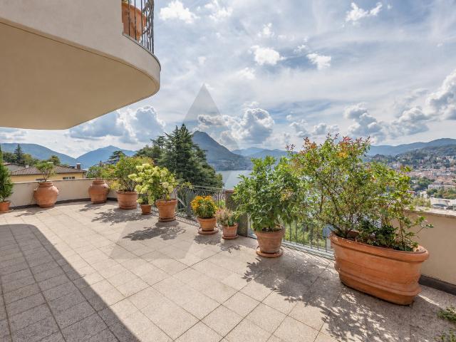 ELEGANTE WOHNUNG MIT GROßER TERRASSE UND PANORAMABLICK