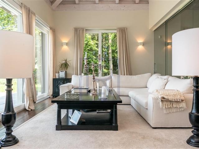 Elegante, zeitgenössische Villa