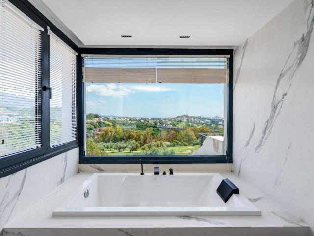 Elegante adosado de 4 dormitorios en primera línea del campo. 263m² La reserva