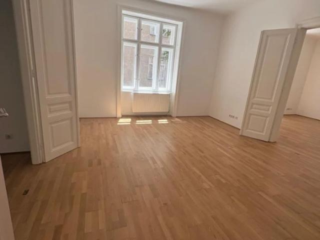 Elegante Altbauetage mit Klopfbalkon