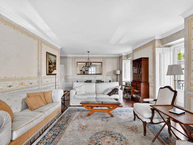 Elegante apartamento T3 com Vista Tejo em Prédio Pombalino com Elevador e Garagem no Chiado