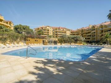 Elegante apartamento T3 de rés do chão no prestigiado Condomínio Estoril Verde Mar