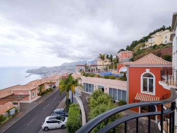 Elegante apartamento de 3 quartos com vista para o oceano na vila de Palheiro, Funchal