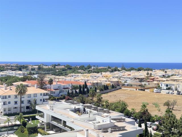 Elegante Apartamento T3 no Último Piso com Vista Panorâmica. 133m² Lagos