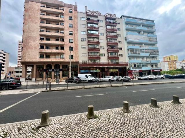 Elegante Apartamento T3 Remodelado com Garagem e Vista Desafogada nas Laranjeiras