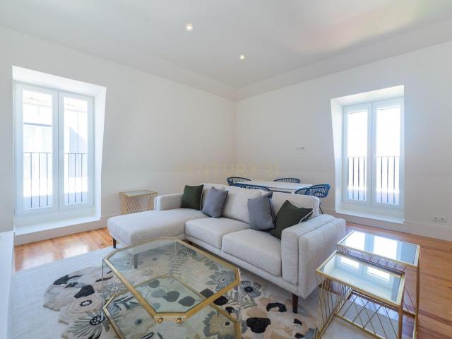Elegante Apartamento T2 c/ 2 suites | Totalmente Remodelado e Equipado
