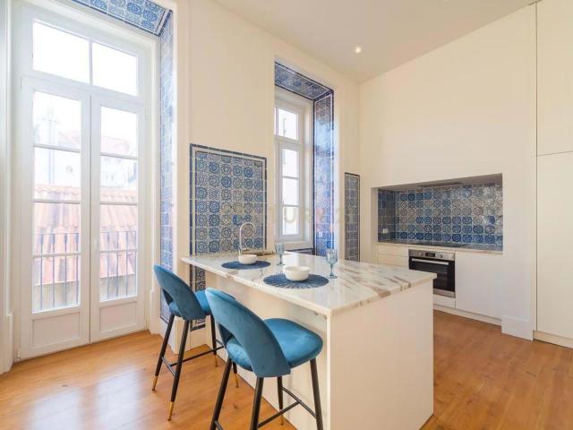 Elegante Apartamento T2 c/ 2 WC's | Totalmente Remodelado e Equipado