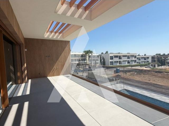 Elegante apartamento T2, inserido num empreendimento novo com piscina e vista mar