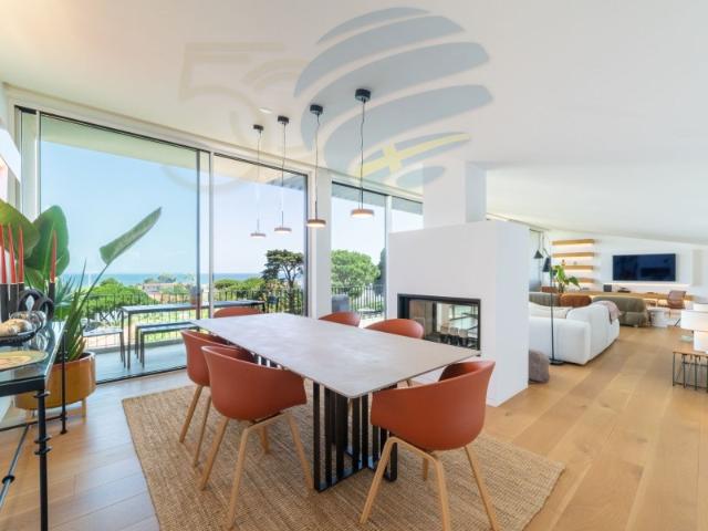Elegante Apartamento Triplex com Vista Mar no Centro de Cascais