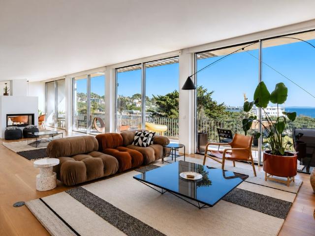 Elegante apartamento triplex totalmente mobilado com 3 quartos localizado no coração de Cascais