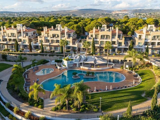 Elegante Apartamento com 2 Quartos e Rooftop Privado no Pine. 143m² Quarteira