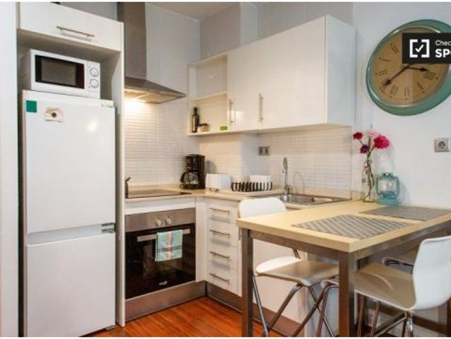 Elegante apartamento de 1 dormitorio con balcón y aire acondicionado en alquiler cerca del metro en