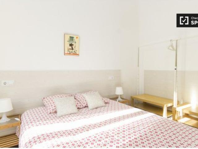 Elegante apartamento de 1 dormitorio con balcón en alquiler en la conocida zona de La Latina