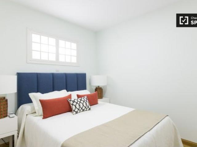 Elegante apartamento de 2 dormitorios con aire acondicionado y balcón en alquiler en el centro de Ma