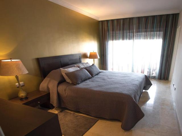 Elegante Apartamento de 2 dormitorios en Estepona Este