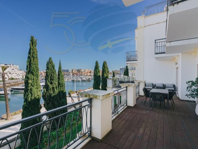 Elegante apartamento de 2 quartos com um amplo terraço priva. 80m² Quarteira