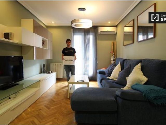Elegante apartamento de 3 dormitorios con balcón en alquiler en Guindalera