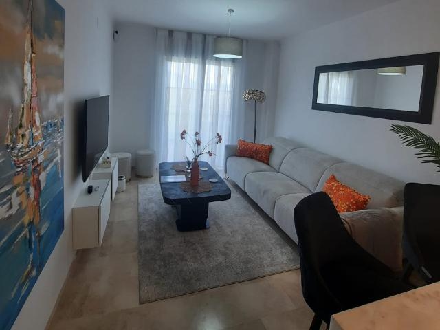 Elegante Apartamento de Lujo con Vistas al Mar y la Montaña – Oportunidad de Alquiler a Largo Plazo