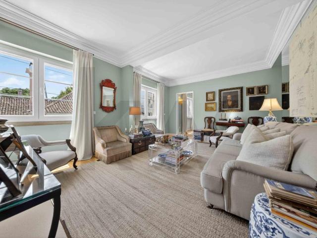 Elegante Apartamento na Rua de Buenos Aires | 2 Suítes + Sui. 136m² Estrela