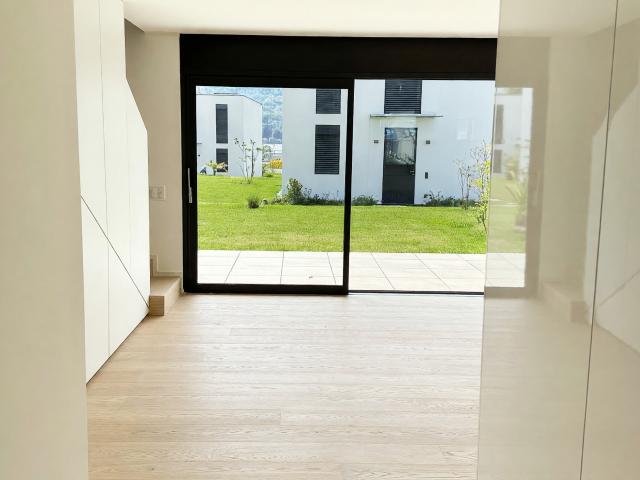 Elegante appartamento 3,5 locali di primo ingresso con terrazzo coperto e portico in moderno contesto residenziale