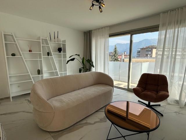 Elegante appartamento con terrazza rooftop a Massagno – Disponibile subito