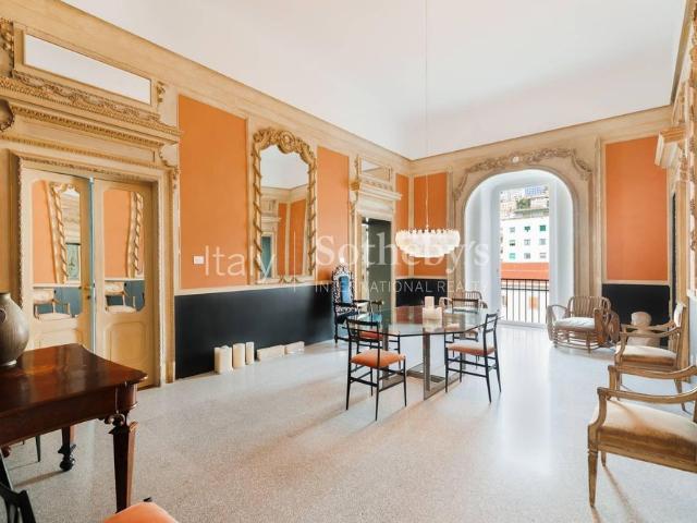 Elegante appartamento a Chiaia