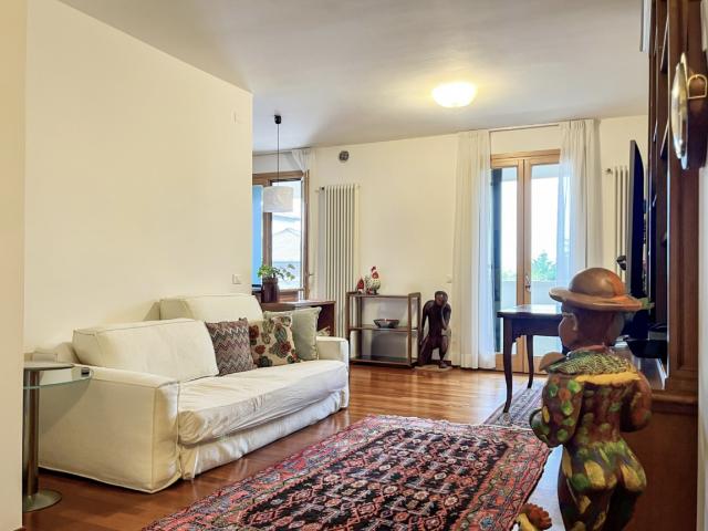 Elegante Appartamento Quadrilocale in affitto a Montebelluna Centro
