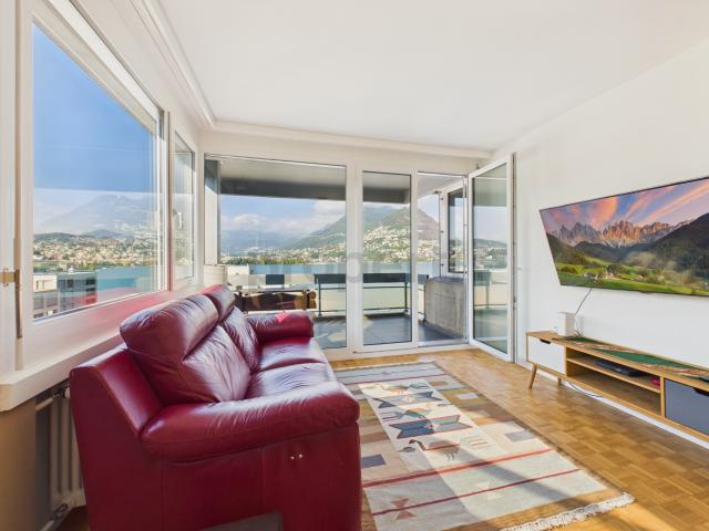 Elegante Attico 4.5 Locali Ristrutturato con Vista Lago Panoramica