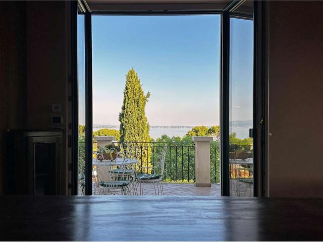 Elegante attico con vista lago mozzafiato