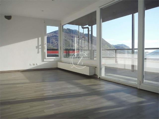 Elegante attico di 3.5 locali con vista panoramica e piscina condomini
