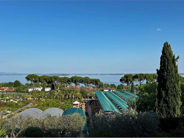 Elegante attico vista lago in villa singola