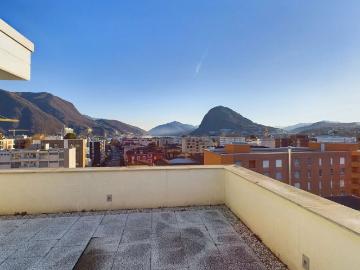 Elegante Attico con vista parziale sul Lago di Lugano