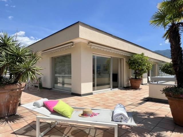 Elegante Attikawohnung mit grosser Sonnenterrasse und Gemeinschaftspool Nähe See und Zentrum ASCONA