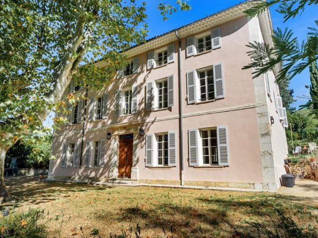 Élégante Bastide avec dépendances 433m² Aups