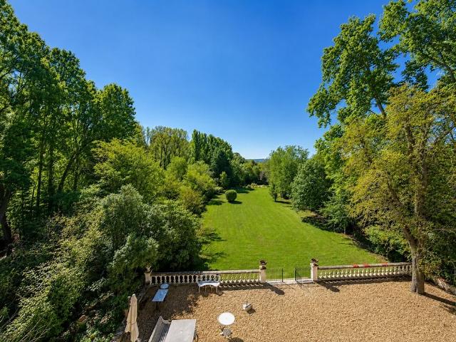 Élégante bastide du XVIIIᵉ siècle. Un domaine provençal de 2. 360m² Aix en Provence