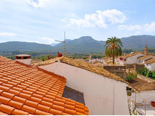 Elegante casa adosada de tres plantas en Alcalalí con terraza y vistas a la montaña