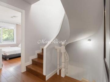 Elegante casa adosada familiar con jardín privado y piscina en Sant Just Desvern 327m2